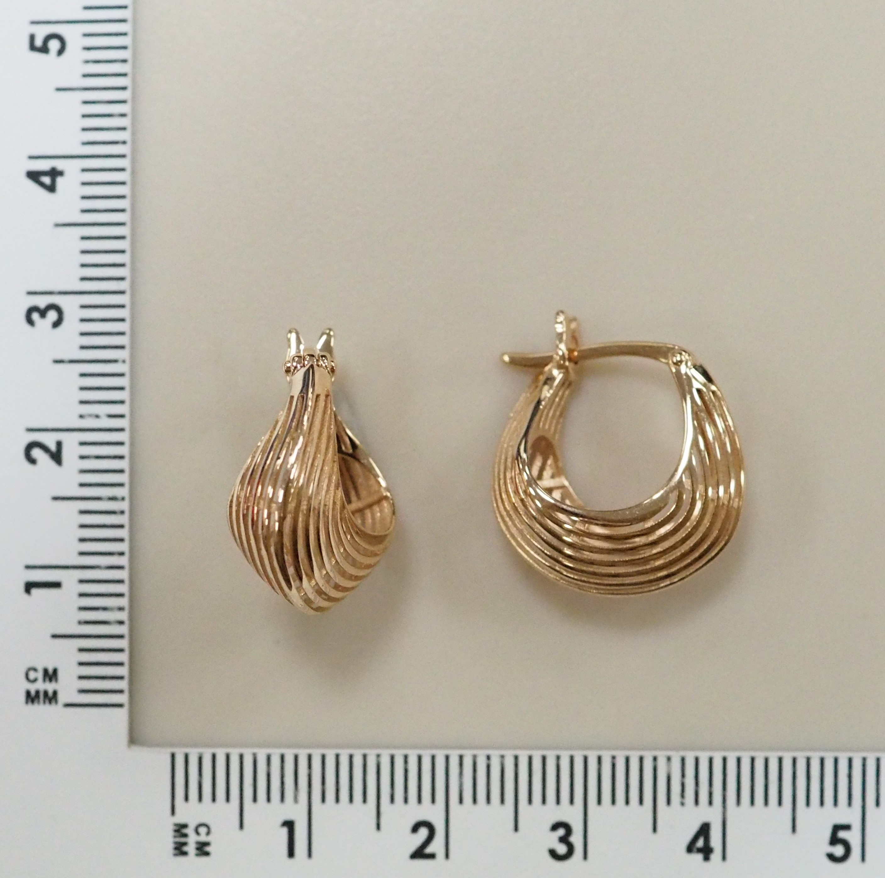 Серьги из золота.